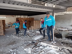 Afet Bölgesine Yardım İçin Giden Gediz Sosyal Yardımlaşma ve Dayanışma Vakfı Çalışanlarımız Yardım Dağıtım Faaliyetlerine Halen Devam Etmektedirler