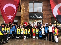 Kaymakamımız Sayın Hakan ALKAN Murat Dağında Düzenlenen Kütahya Okullar Arası Kayak Şampiyonasında Dereceye Giren Öğrencilere Madalyalarını Verdi